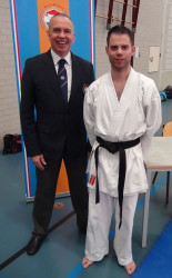 Jeroen Bakx geslaagd voor zwarte band Karate